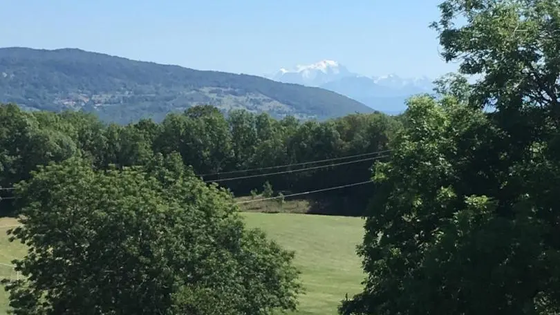 Espace vert et terrain de football à votre disposition derrière le gîte.