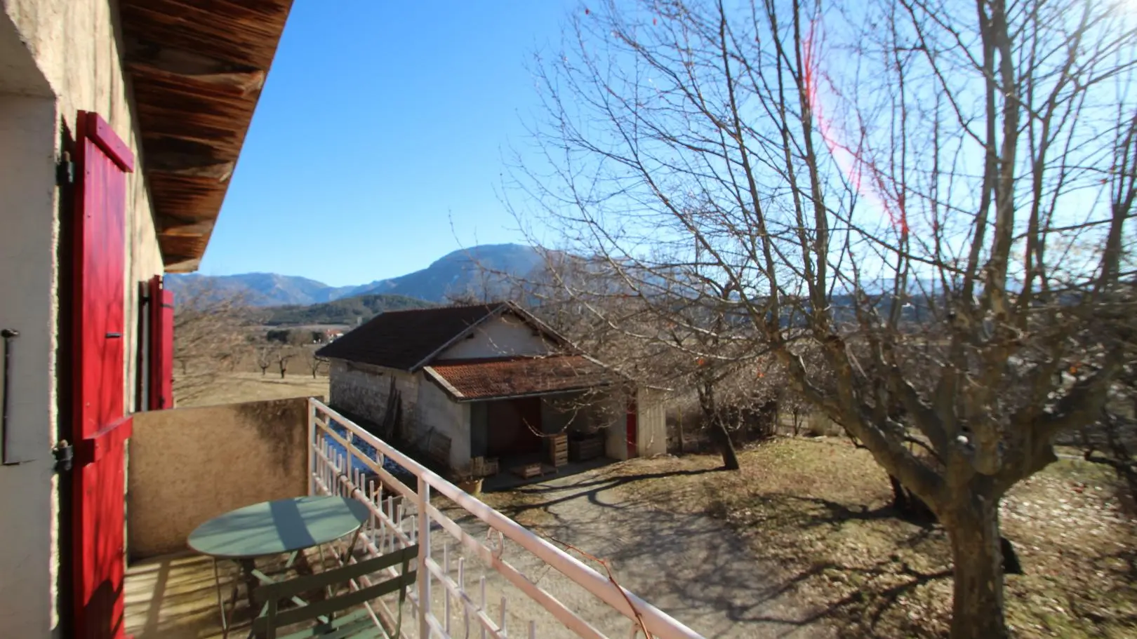 Balcon de la chambre triple avec vue sur les massifs environnants