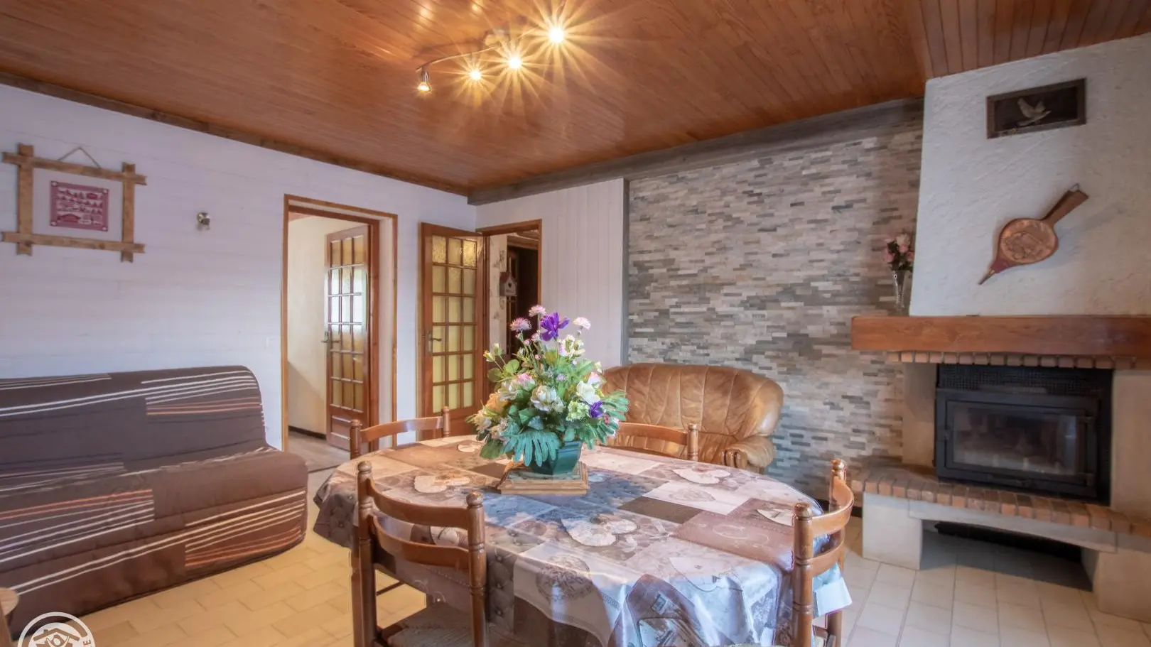 Canapé BZ et cheminée décorative.