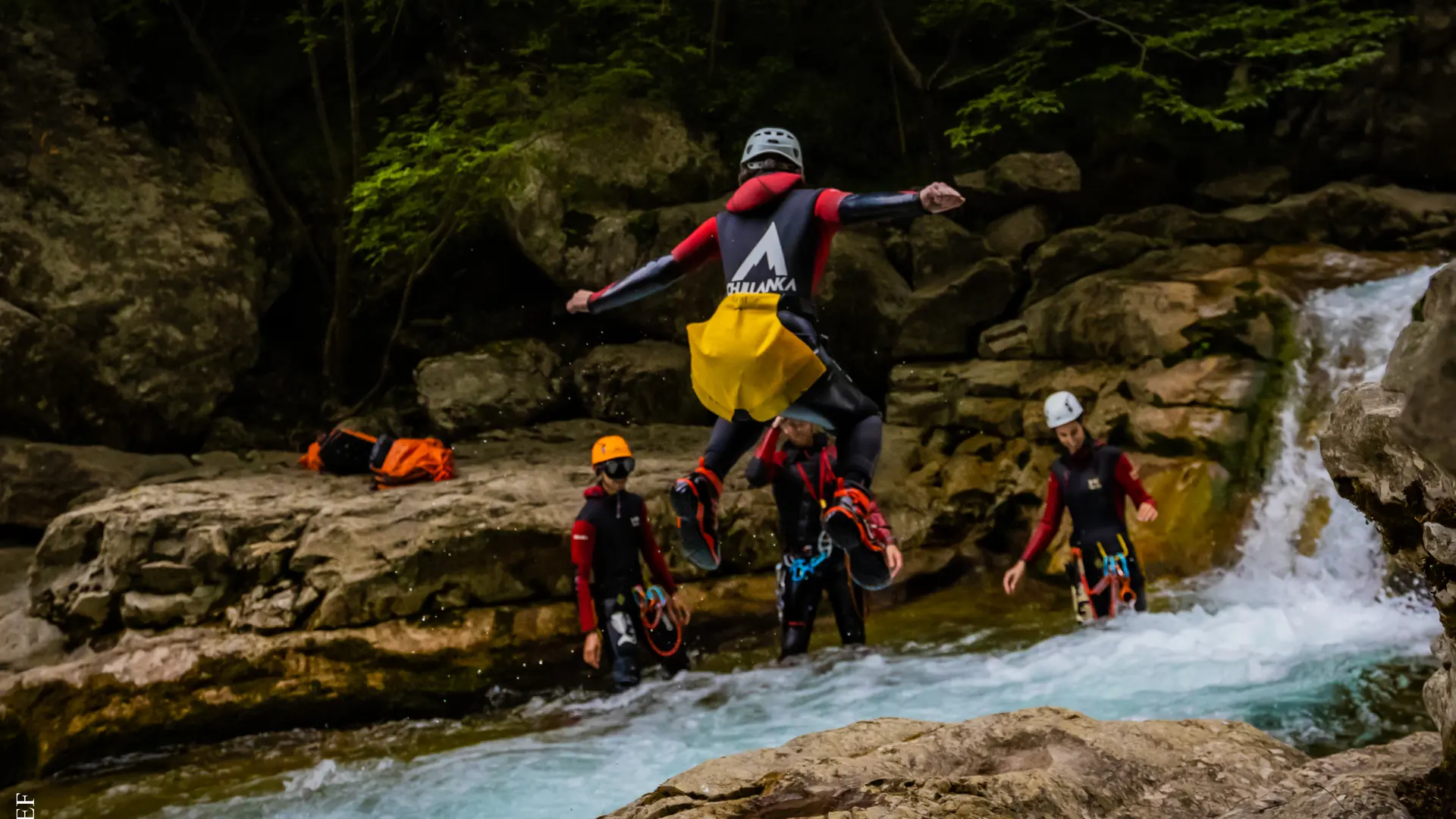 On s'amuse à sauter dans les vasques transparente des gorges du Loup sur la cote d'azur