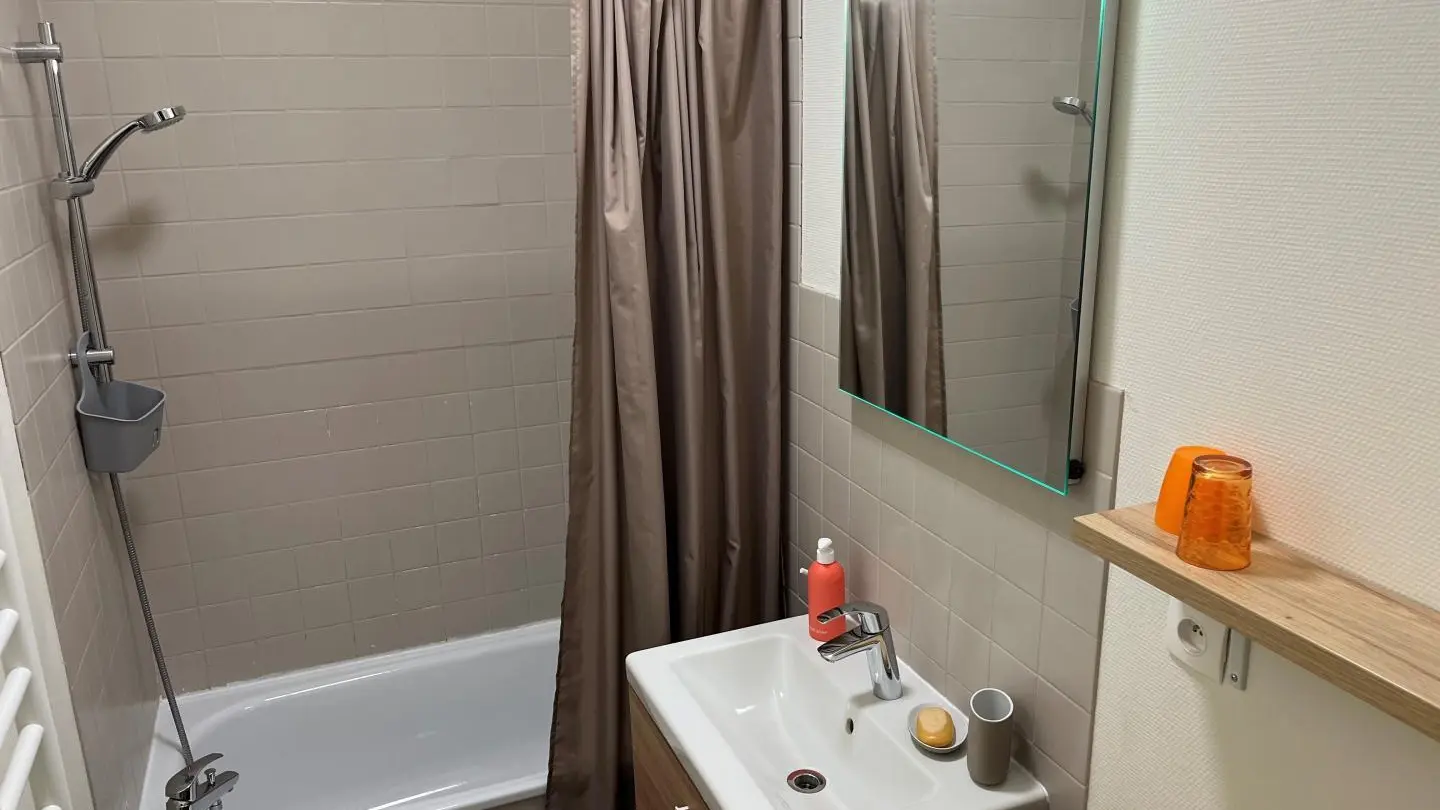 Salle de bain avec lave-linge, rénovée en 2023