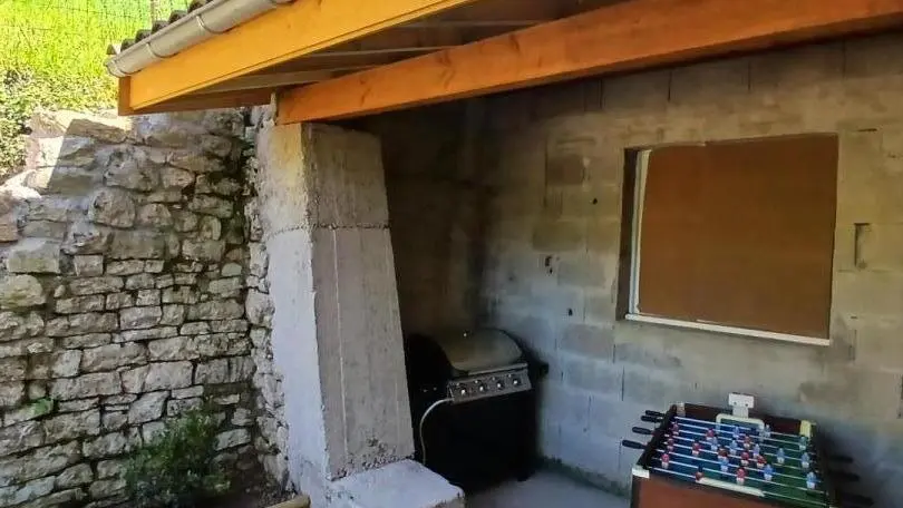 Barbecue/plancha et baby-foot sous abri