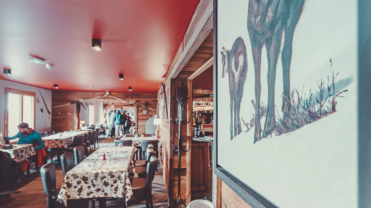 Vue d'ensemble sur la salle du restaurant