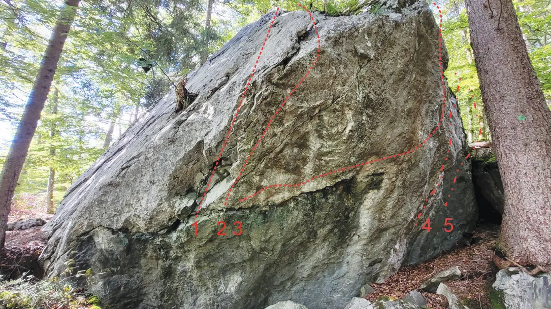 Bloc du haut (face Est)  1/ Ca penche 5c (#5 du bloc du haut face sud) 2/ L’écaille 6a+ 3/ L’été indien 6c+ 4/ ? 5/ ?