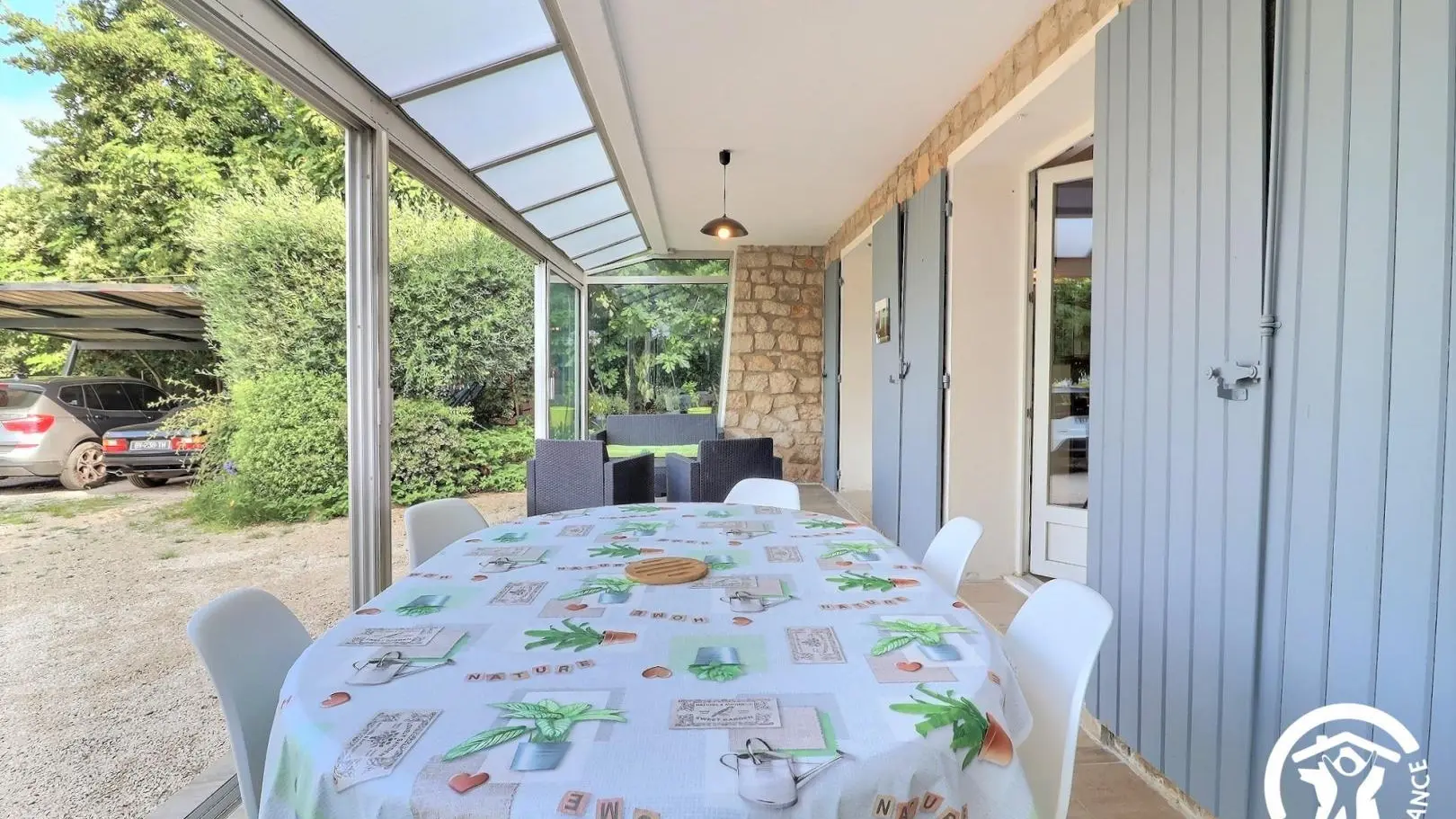 Coin repas dans la véranda