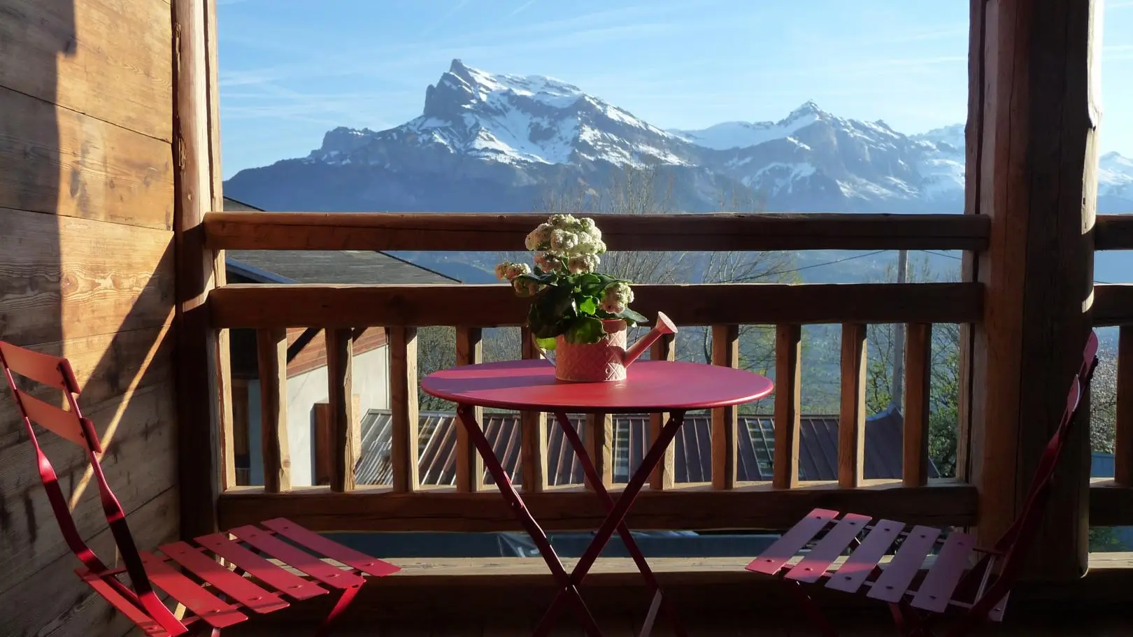 Terrasse intérieure, vue sur les Aiguilles de Warens
