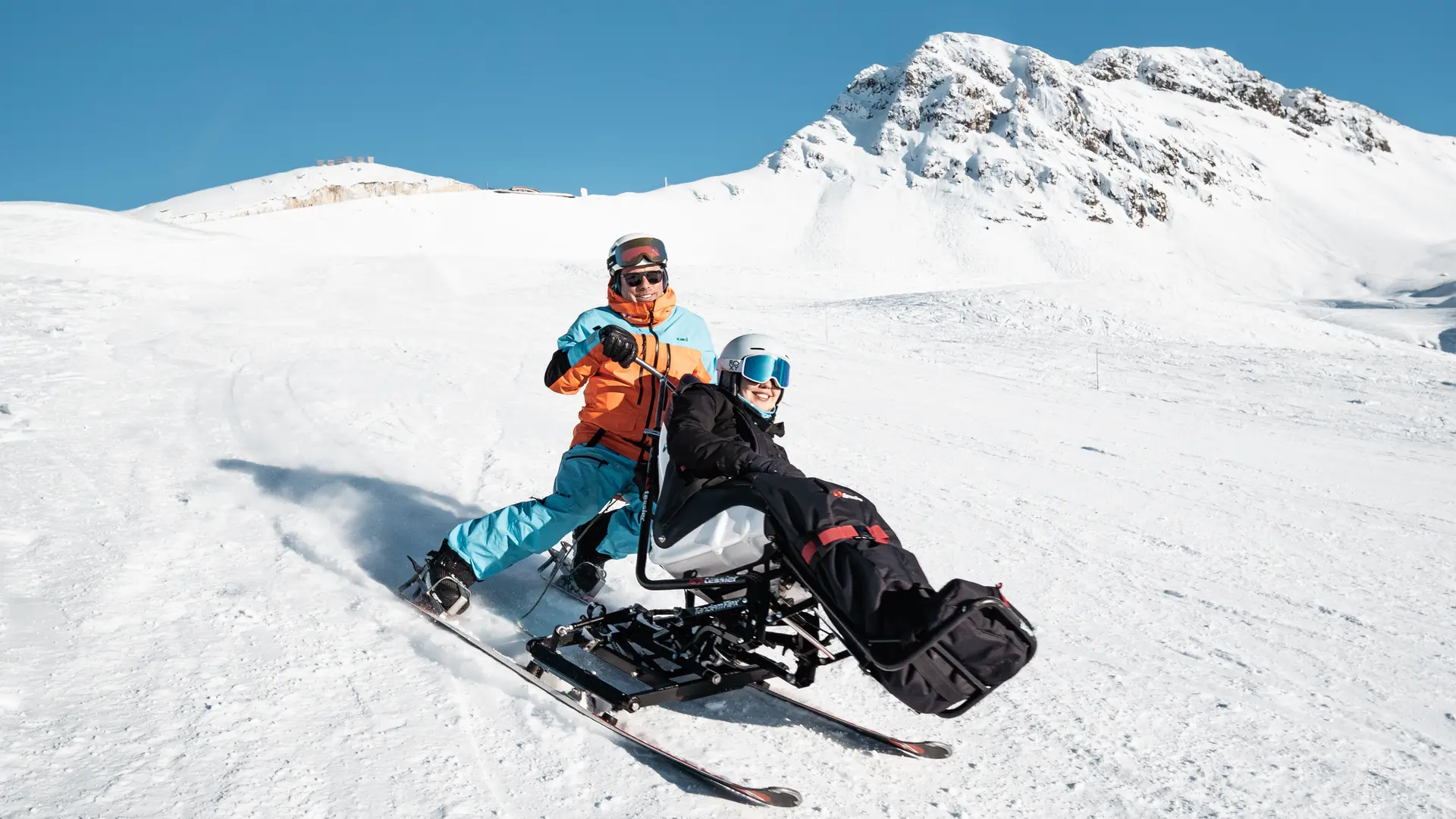 Starski vous propose des cours de ski assis avec du matériel moderne et de qualité.