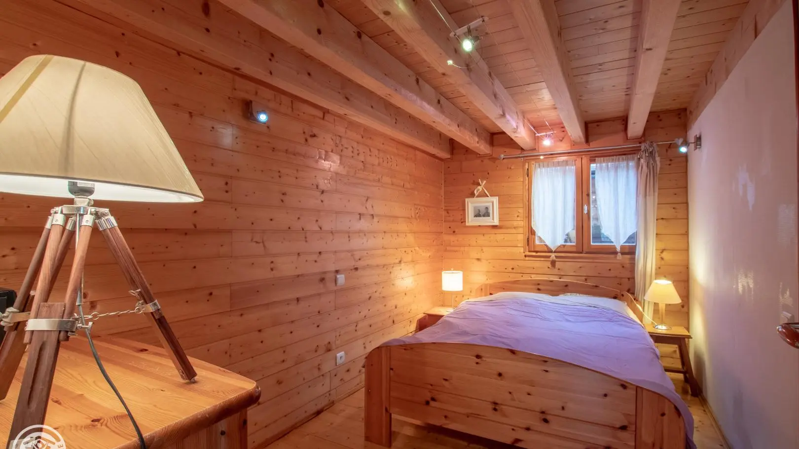 Chambre au rez-de-jardin avec 1 lit 140.