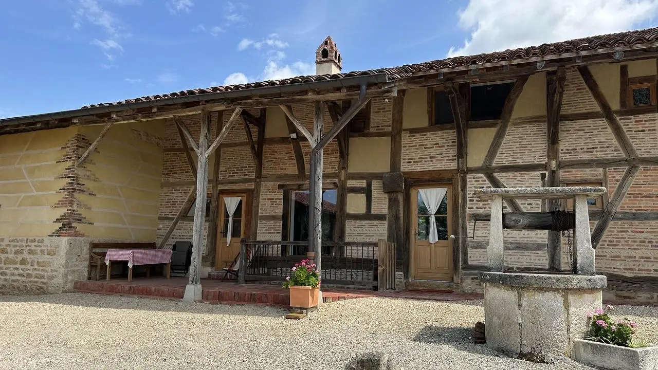 Terrasse à l'arrière de la maison, côté jardin