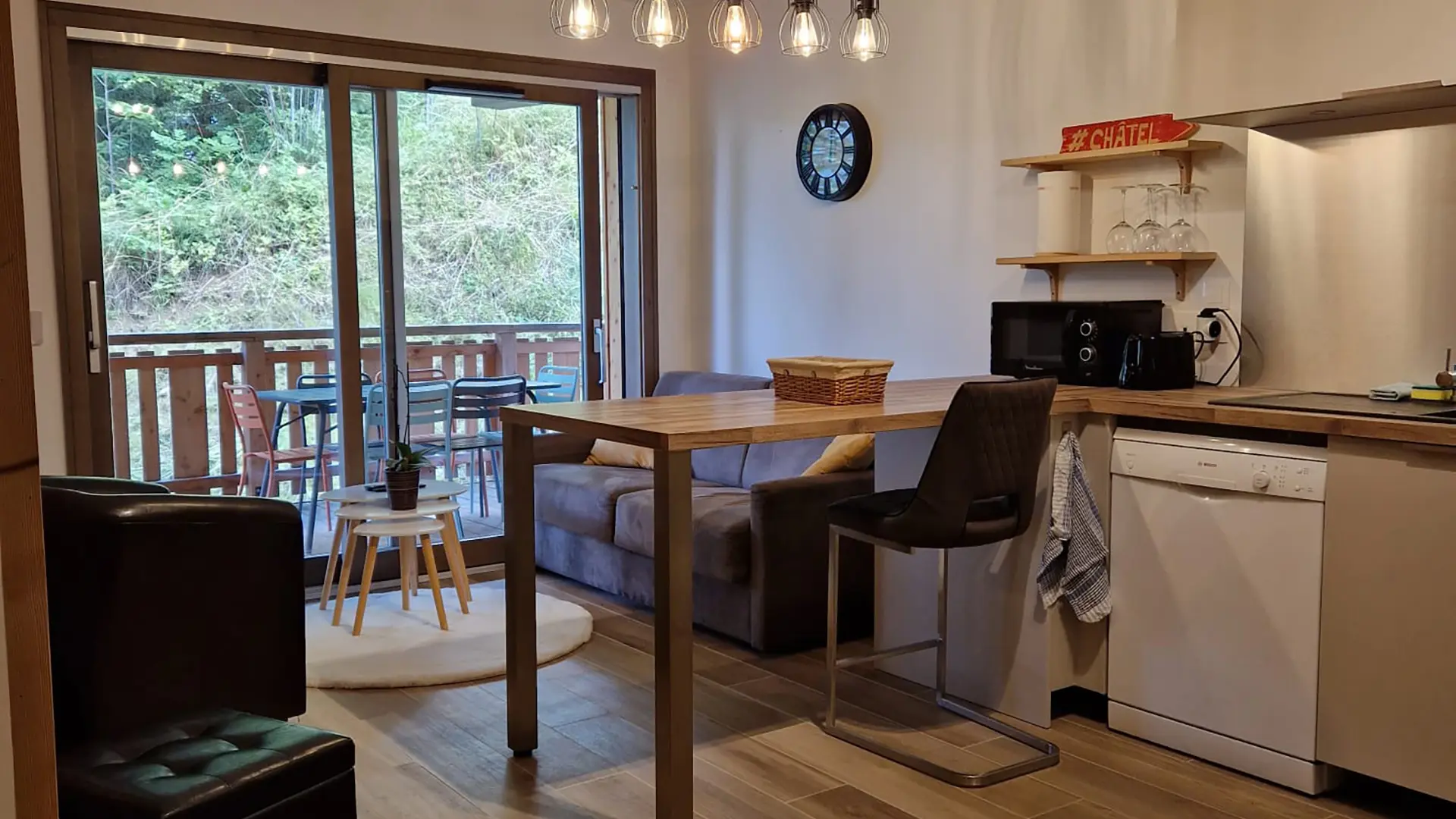 Pièce à vivre avec cuisine ouverte sur le salon