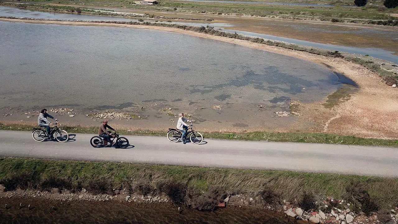 Cyclistes à travers les marais