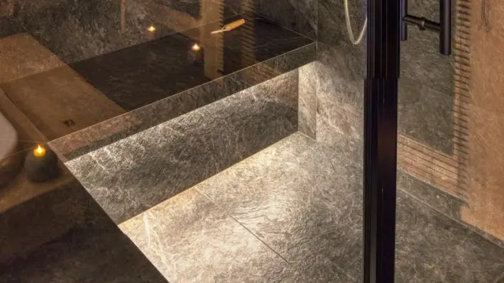 rez de jardin, dans l'espace détente, le hammam