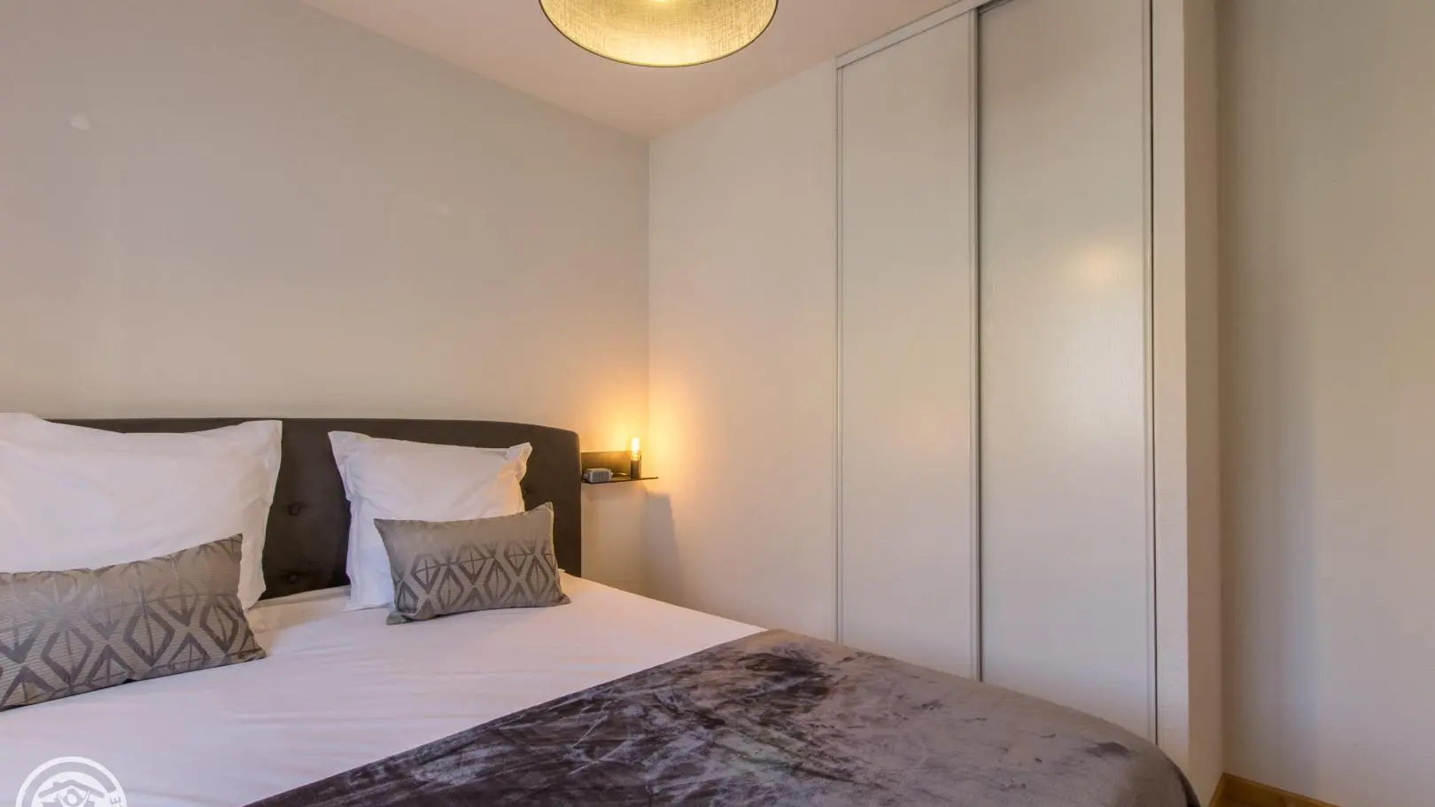 Chambre 1 : couchage avec couette 4 saisons