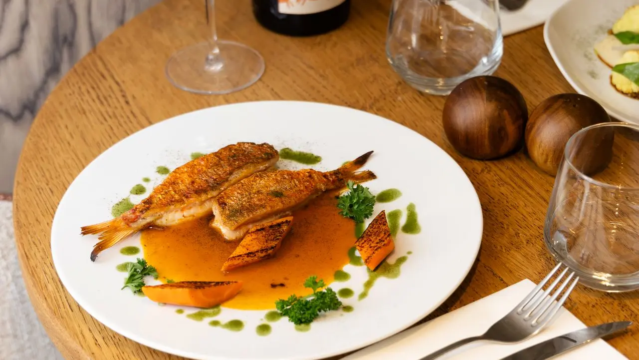 table dressée avec un plat de poisson