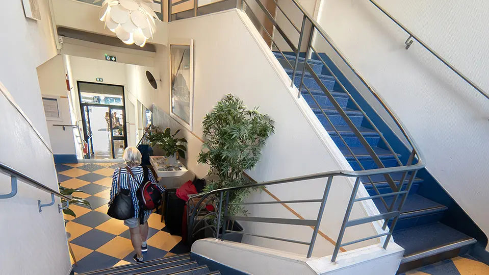 escalier hôtel Le Golfe à Cassis