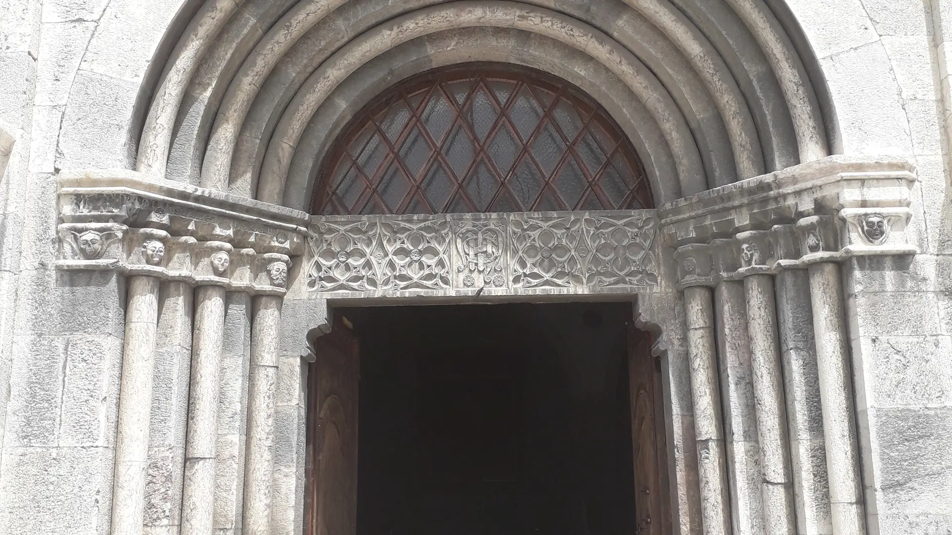 Portail d'entrée de la façade sud de l'église Saint-Pancrace - Villard-Saint-Pancrace - Izoard