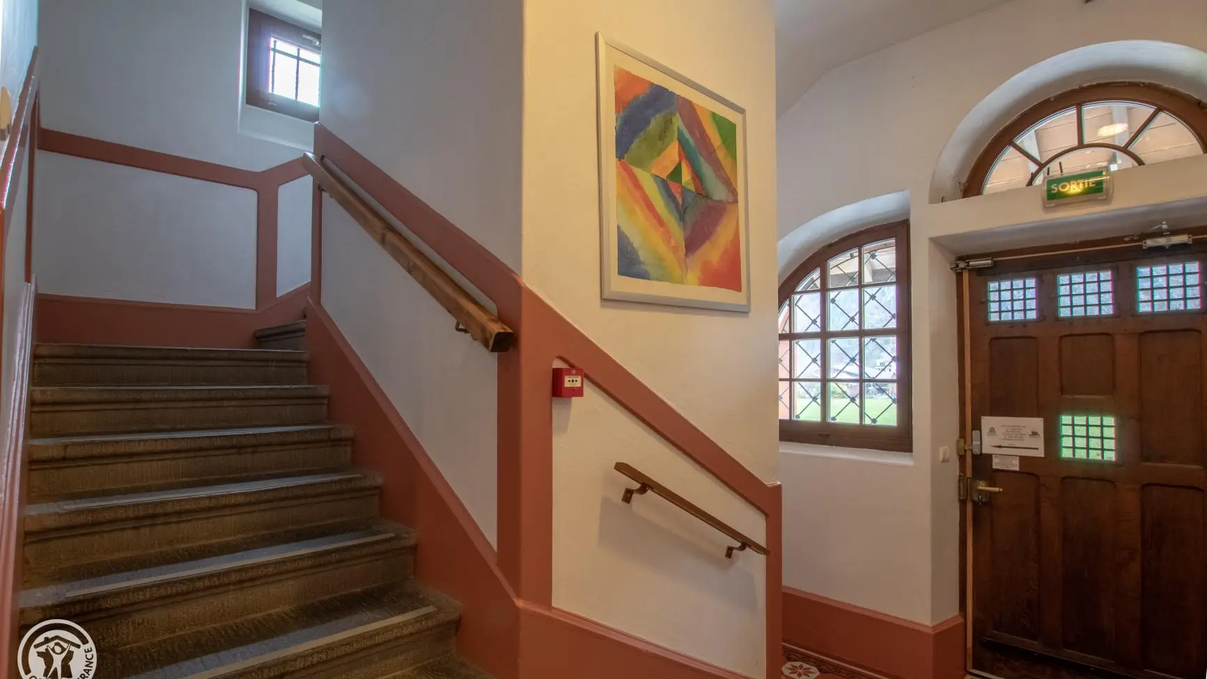 Entrée principale (été)/ Montée aux chambres