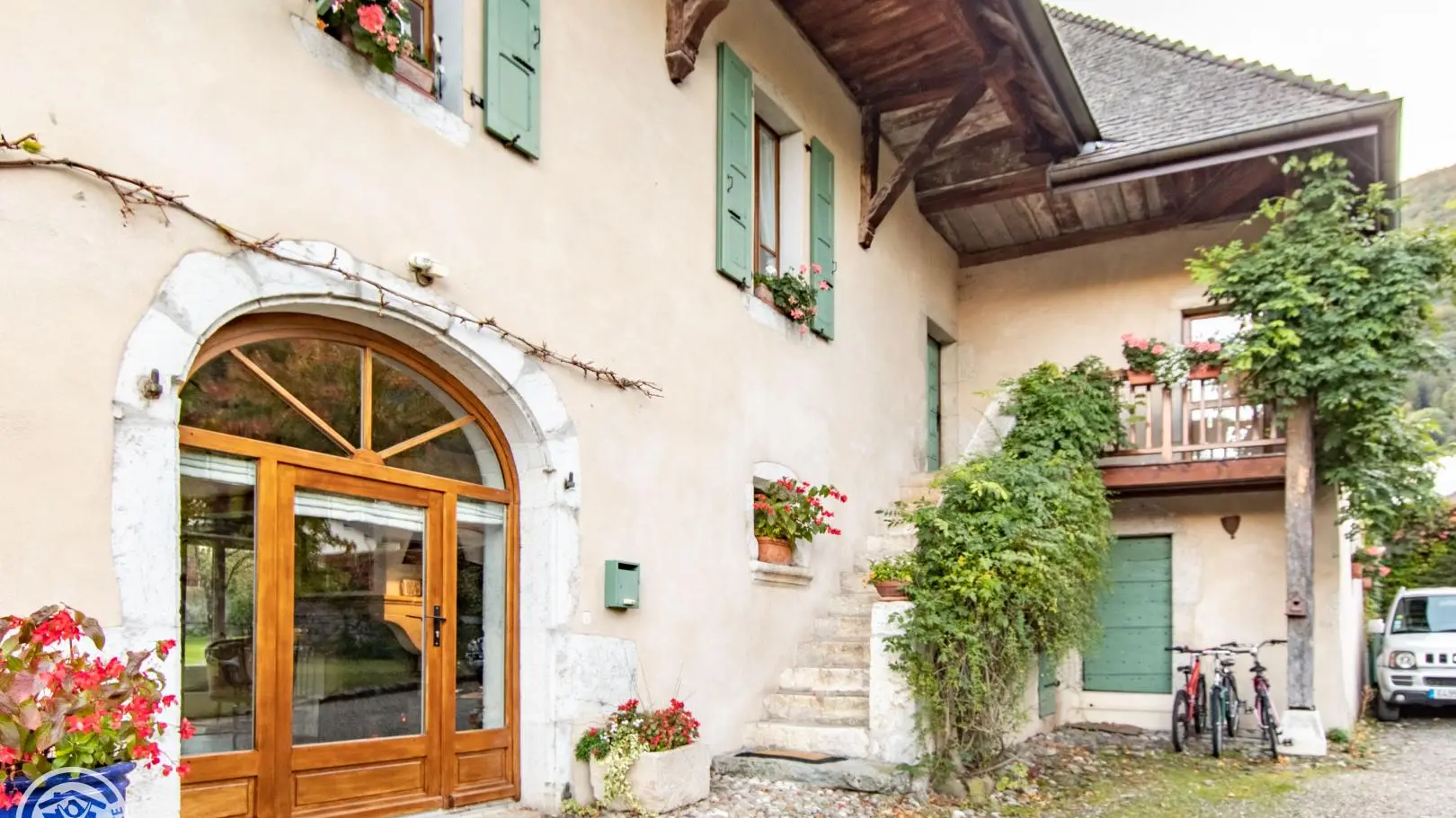 Résidence des propriétaires (gauche) et gîtes (accès escalier pierres)