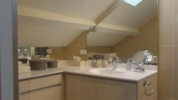 Notre salle de bains avec de deux grands meubles, des tiroirs, un miroir grossissant et des boîtes de rangement.