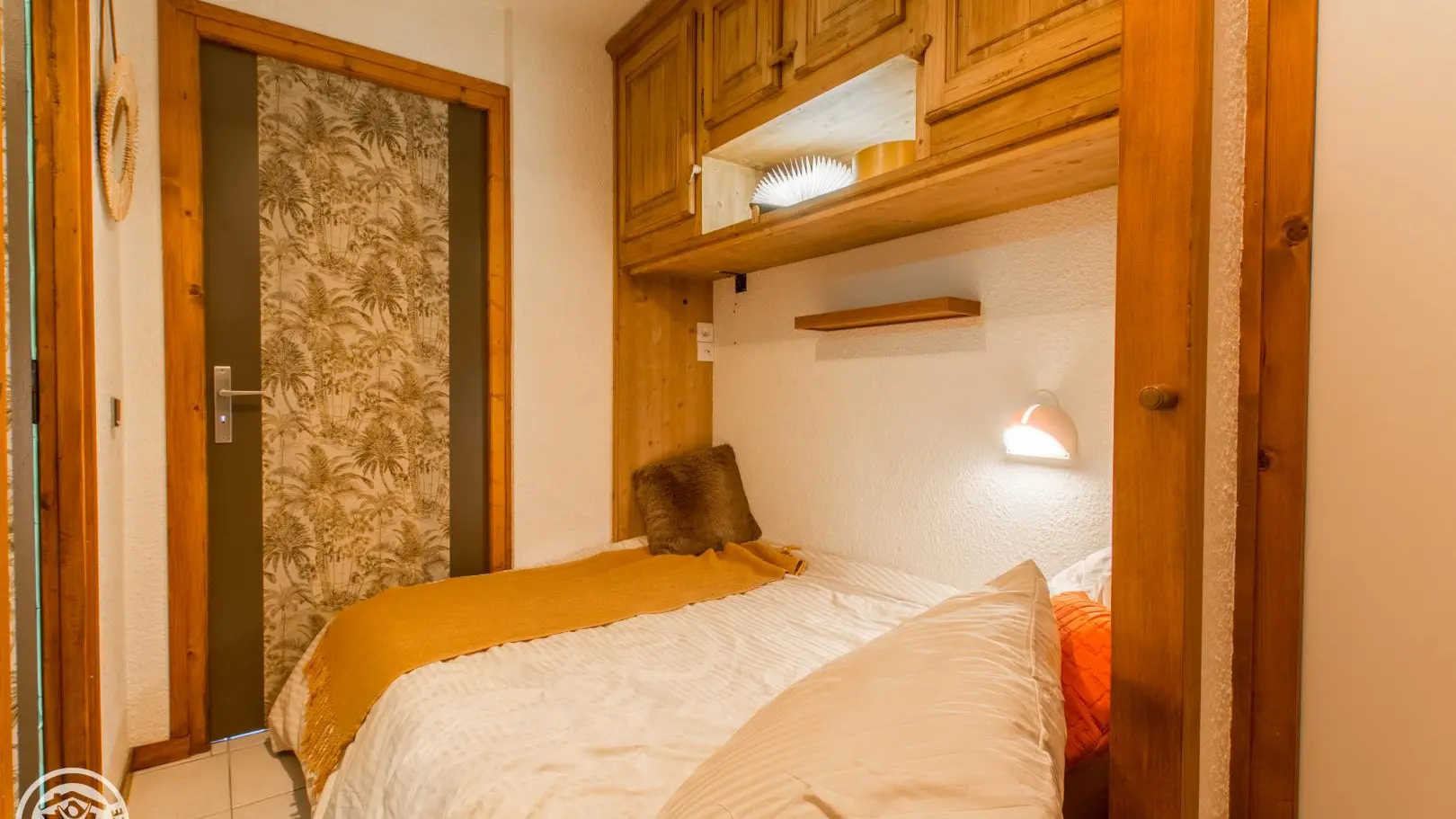 Hall d'entrée du gîte avec lit escamotable 140cm