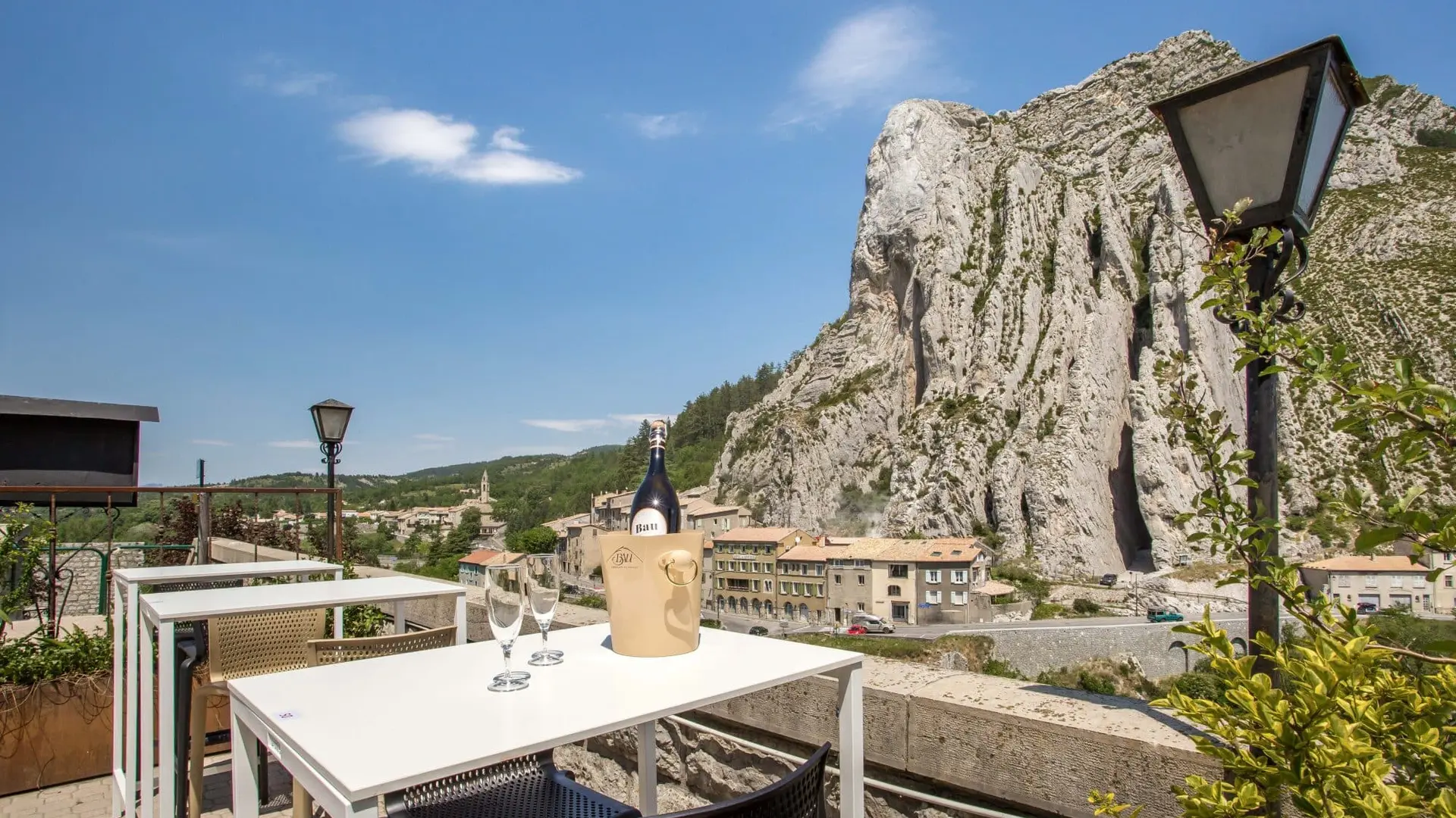 Terrasse vue sur le rocher de la Baume