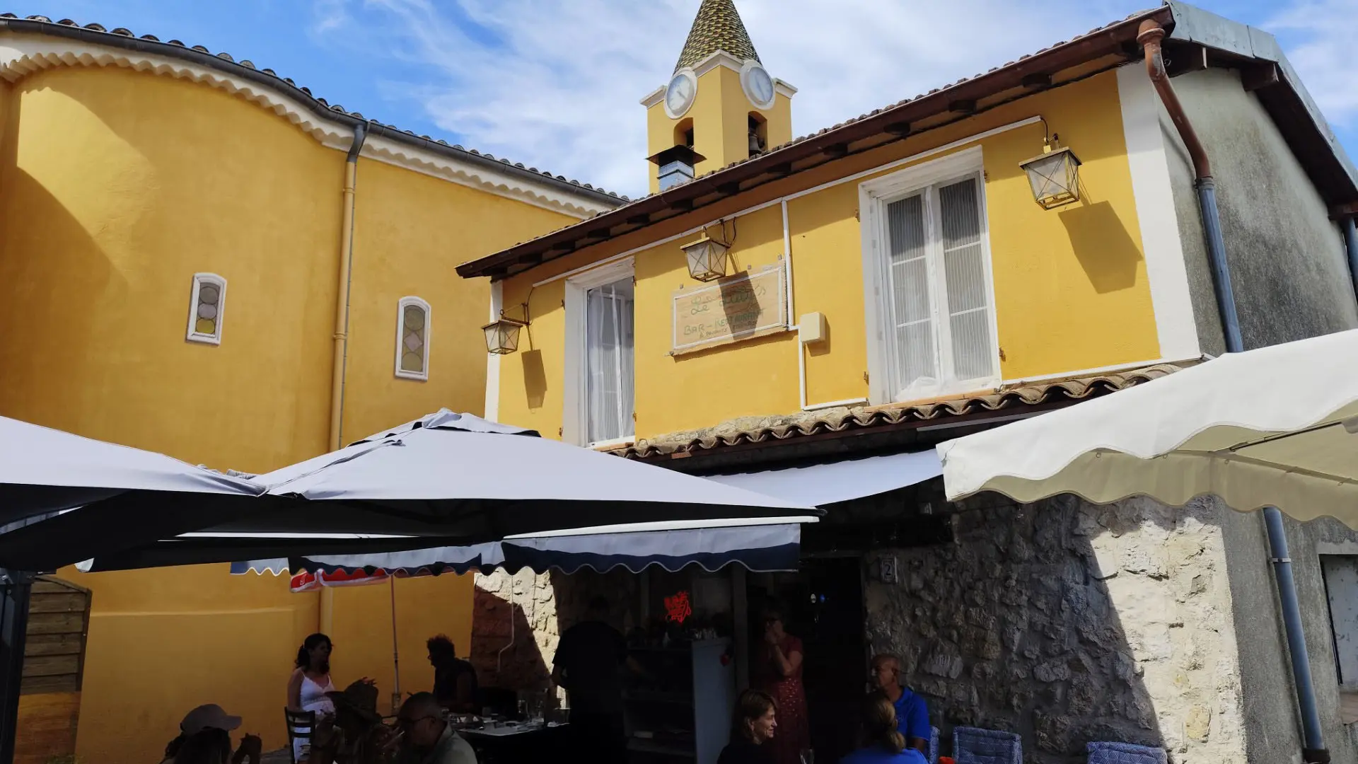 Le restaurant sur la place