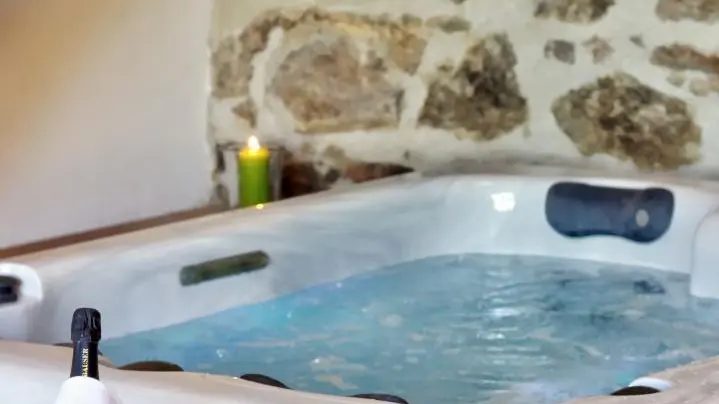 L'accès à l'espace bien-être (sauna et jacuzzi) se fait indépendamment et n'est pas compris dans le prix du gîte. Pour y avoir accès merci de souscrire au forfait supplémentaire de 10?/h et par personne.