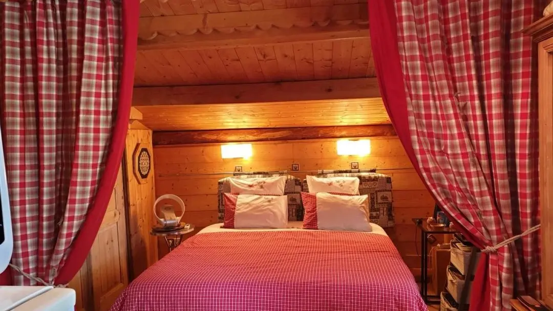 coin nuit : 2 lits de 90/200 que l'on peut jumeler pour un lit 180/200cm