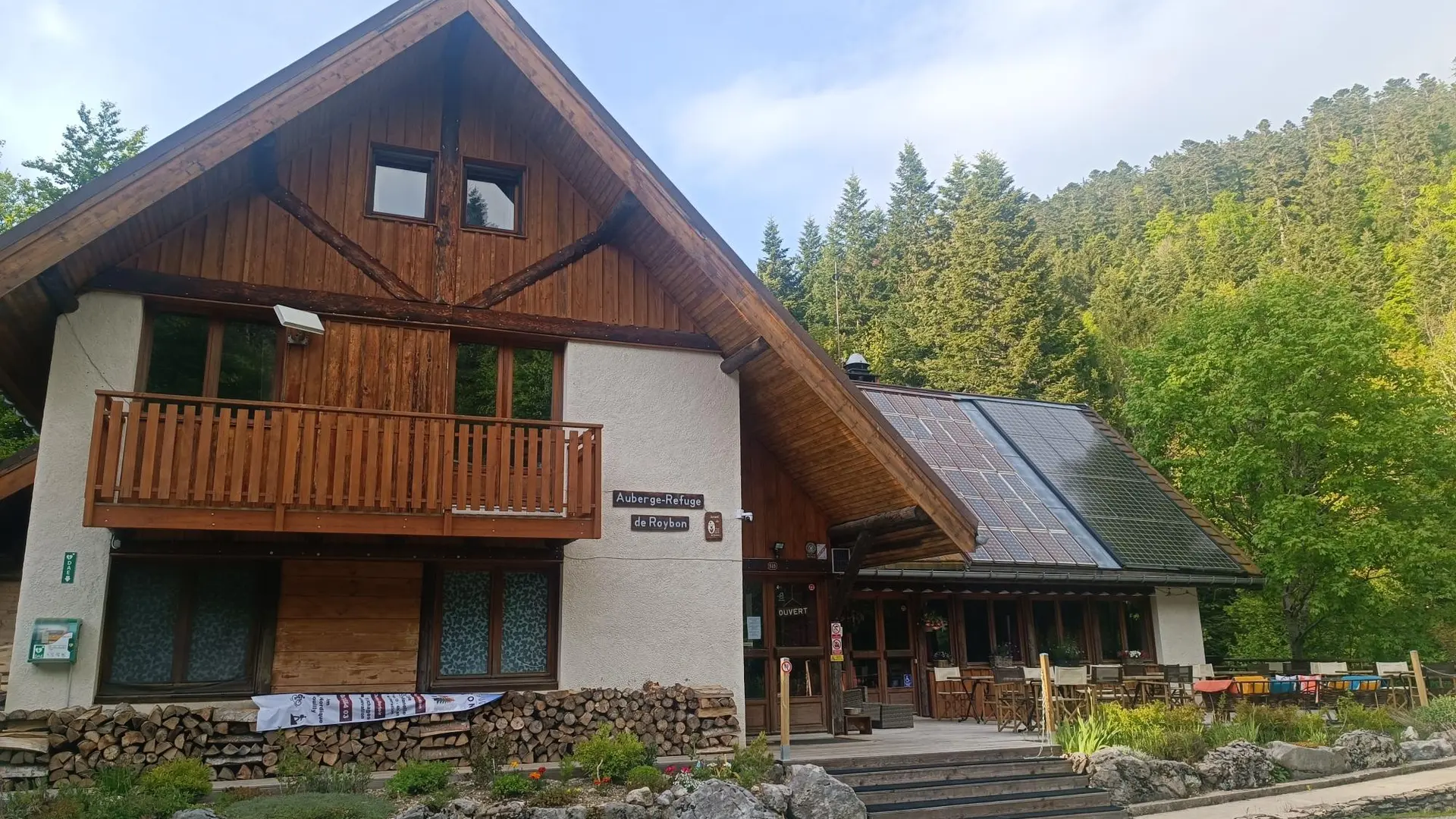 Vue de l'Auberge - refuge de Roybon à la belle saison