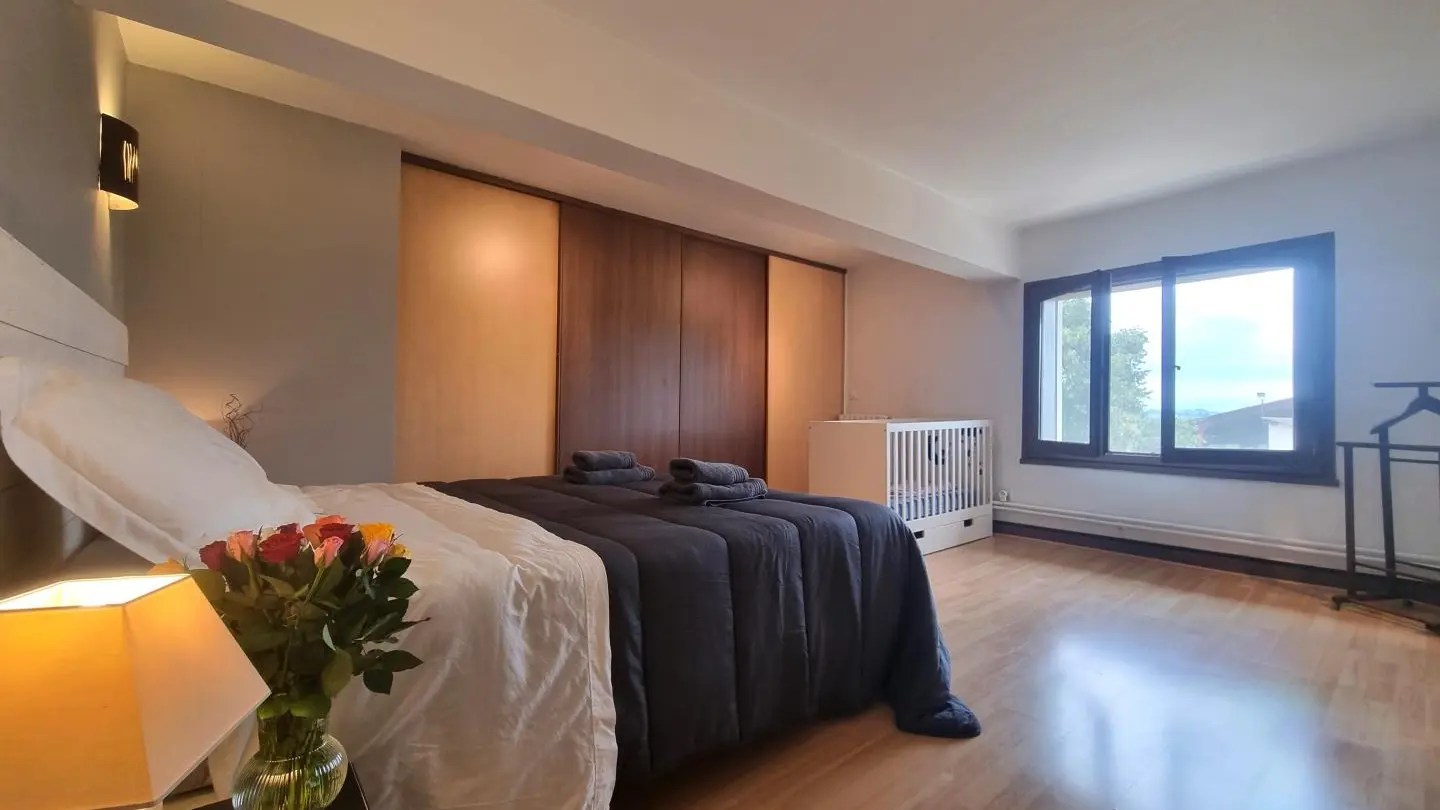 Chambre 1 : lit 160 et lit bébé.