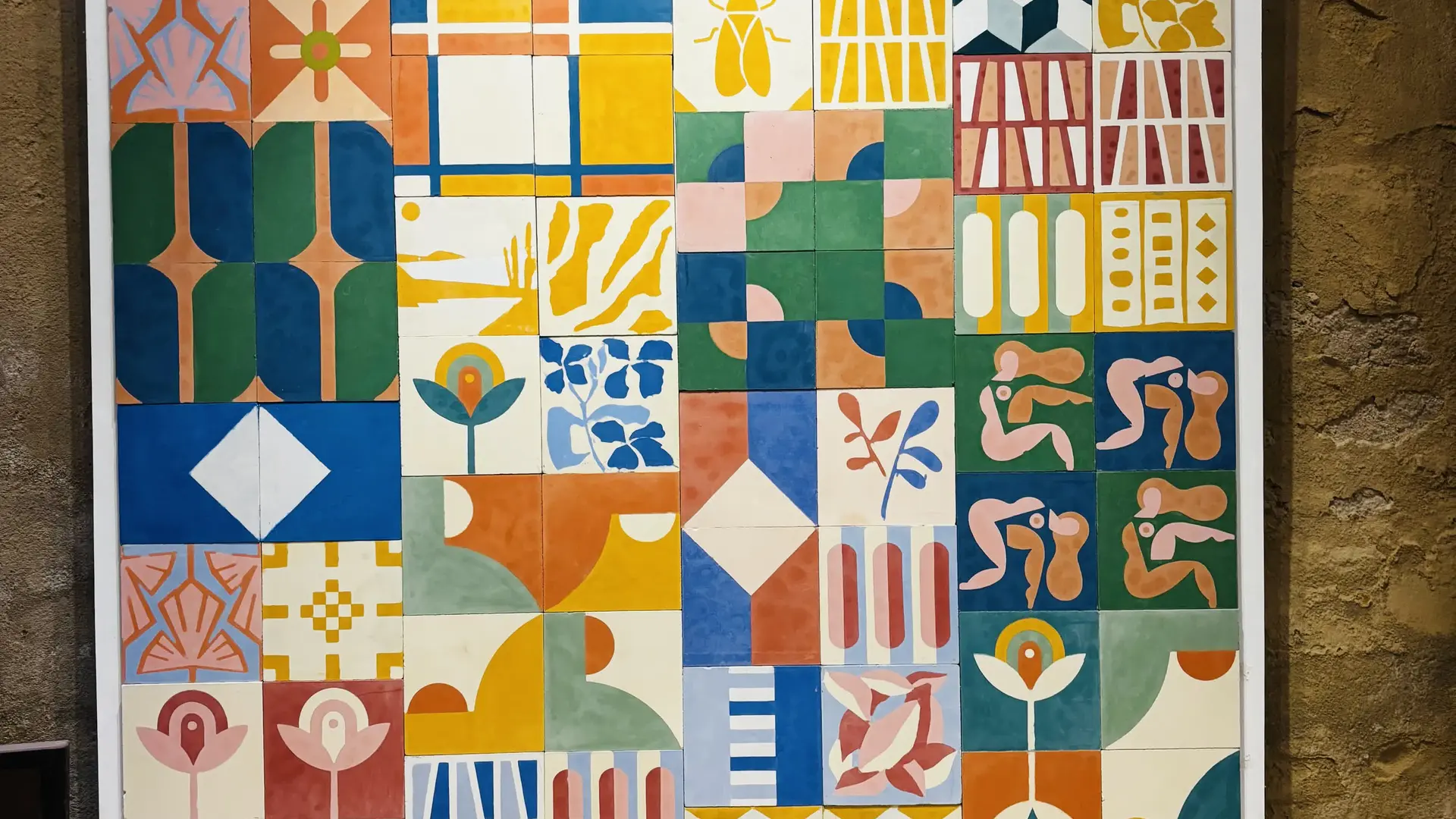 Large panneau de motifs colorés illustrant la diversité des créations artisanales de l’Atelier MIP.