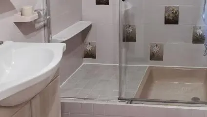 Salle d'eau rénovée.