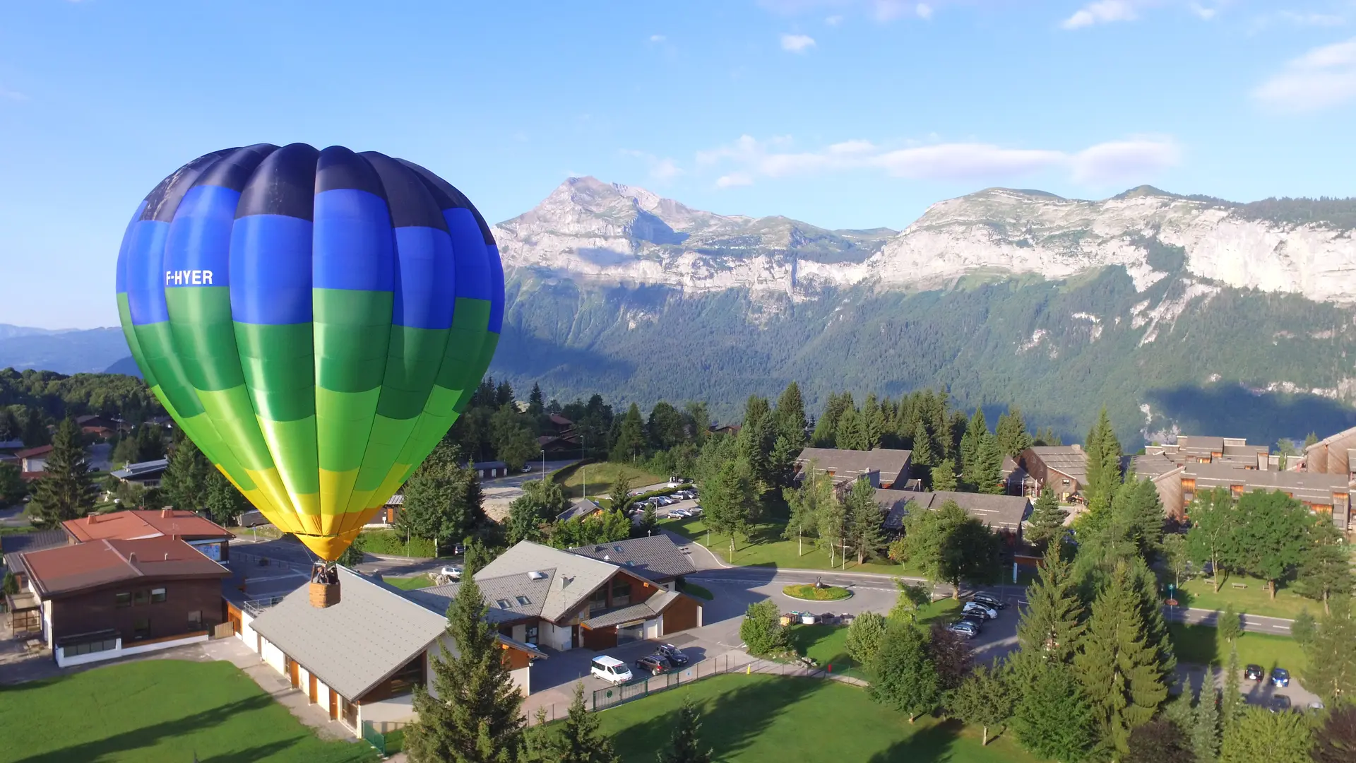 Décollage de la montgolfière avec le village des Carroz d'Arâches en arrière-plan