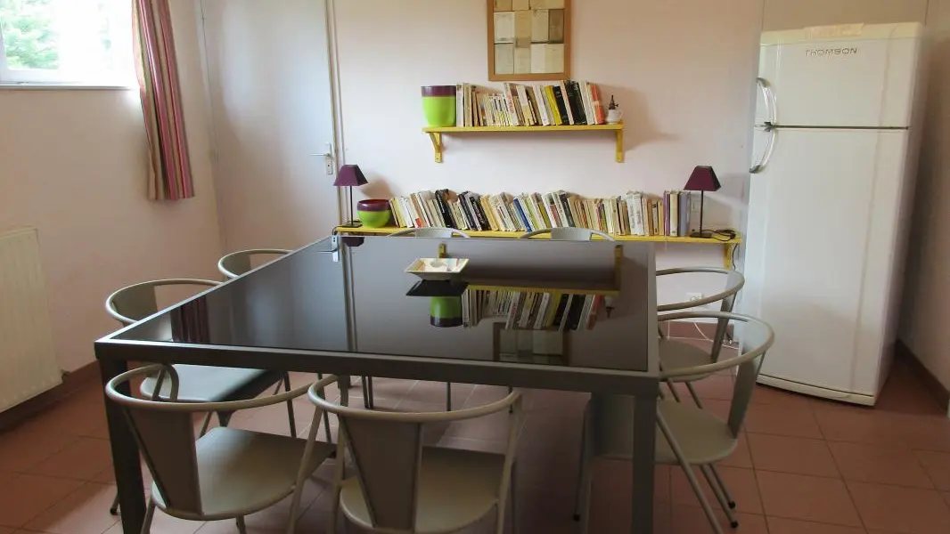piéceréservée aux hôtes, il y a un frigo,micro-ondes, un service de boissons chaudes