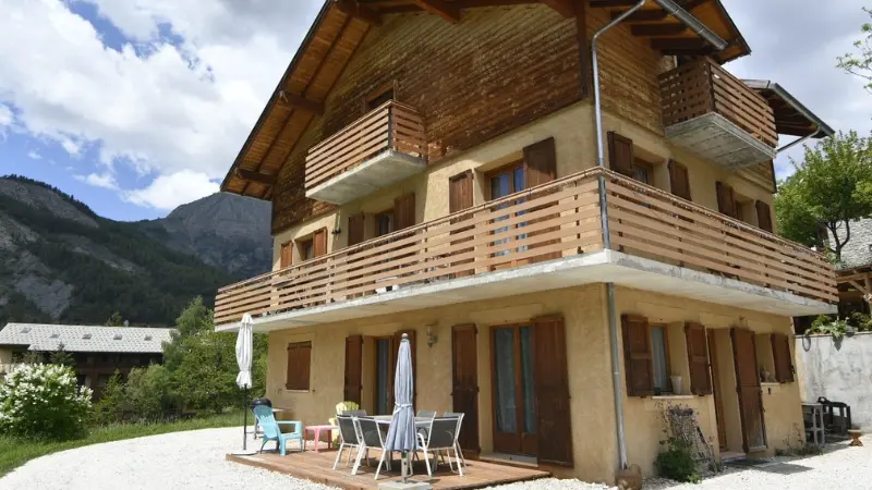 Chalet en bois sur 3 étages, terrasse, cour, espace dégagé