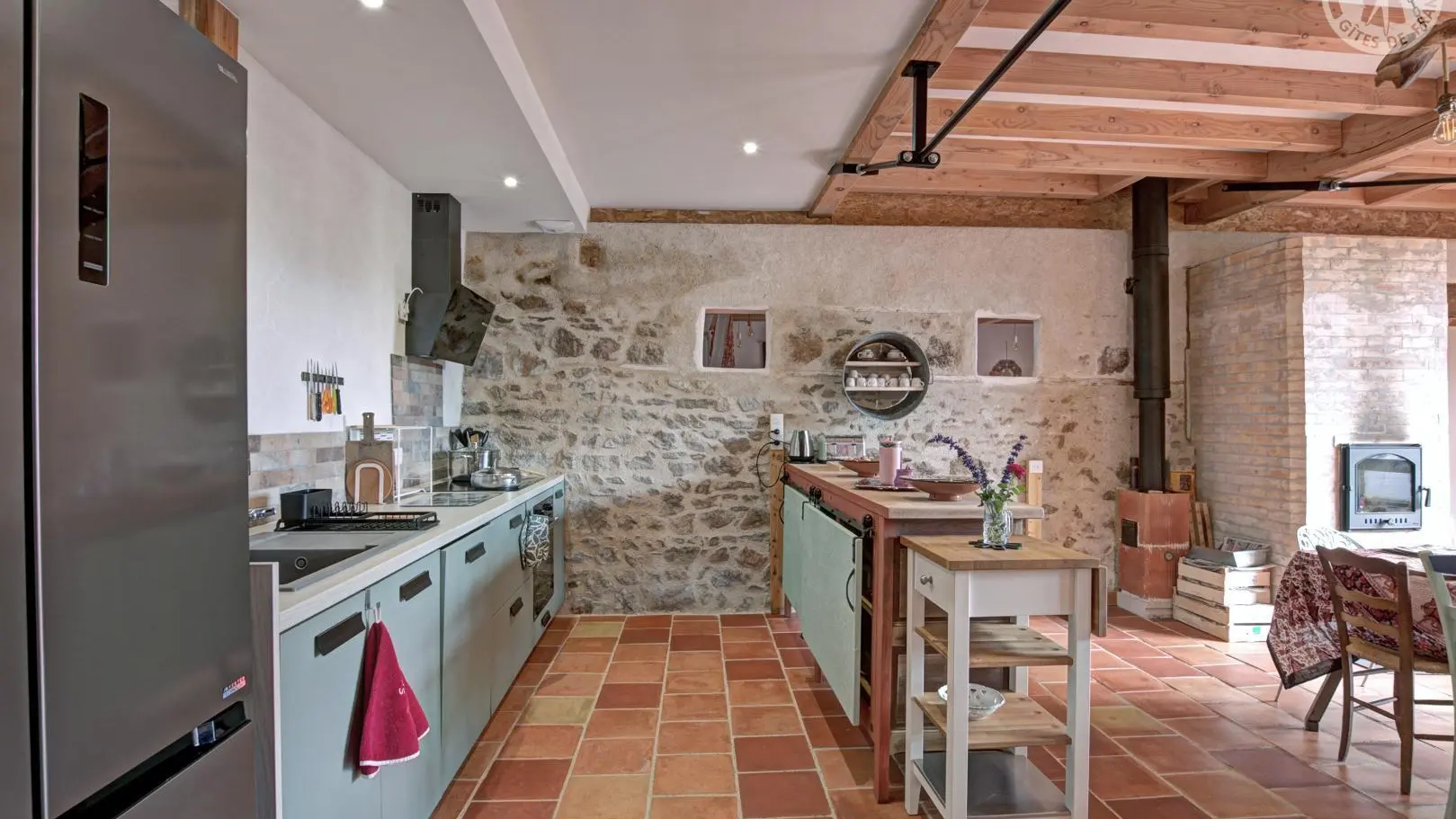 Pièce de vie, cuisine équipée, frigo grande capacité