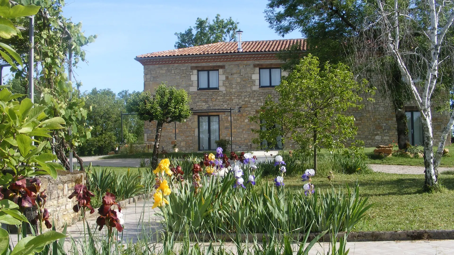 Le bâtiment Lou Papagai abrite les chambres Perruche et Toucan, toutes deux PMR