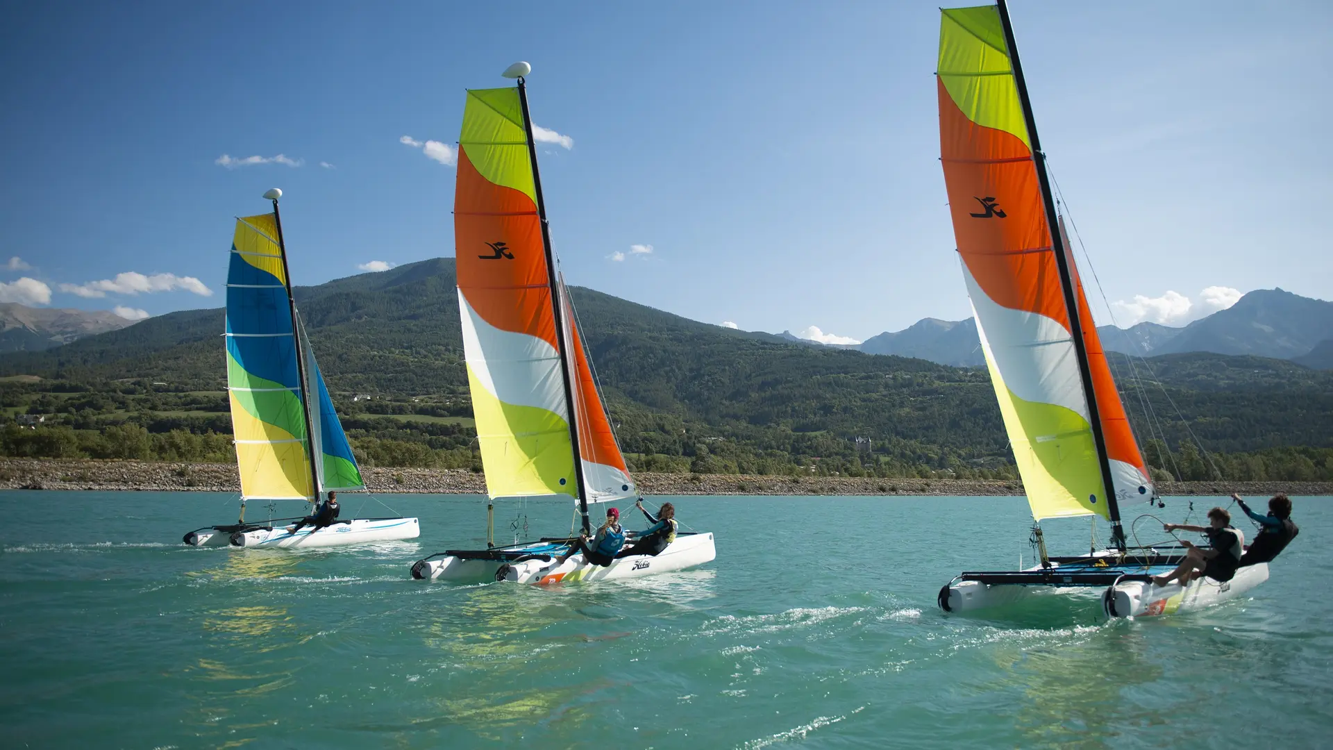 Catamaran sur le lac de Serre Ponçon