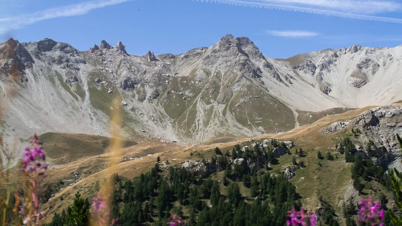Vue sur les sommets alentours, depuis le sentier pédagogique de la Taure