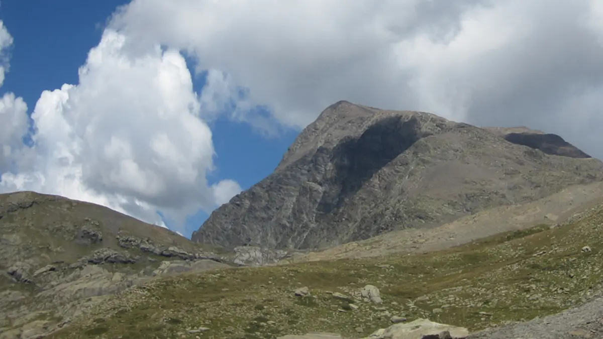 Sommet du Vieux Chaillol à 3163 m d'altitude, dominant la vallée du Champsaur