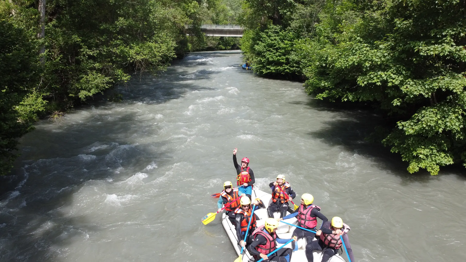 Personnes sur l'eau en raft