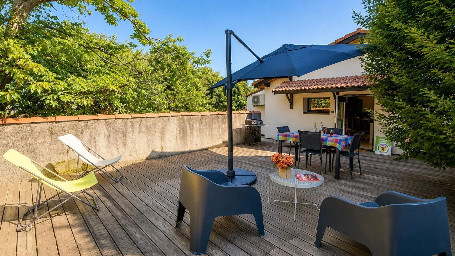 Terrasse privative du gîte. Le gîte dispose de son propre terrain de pétanque privatif.