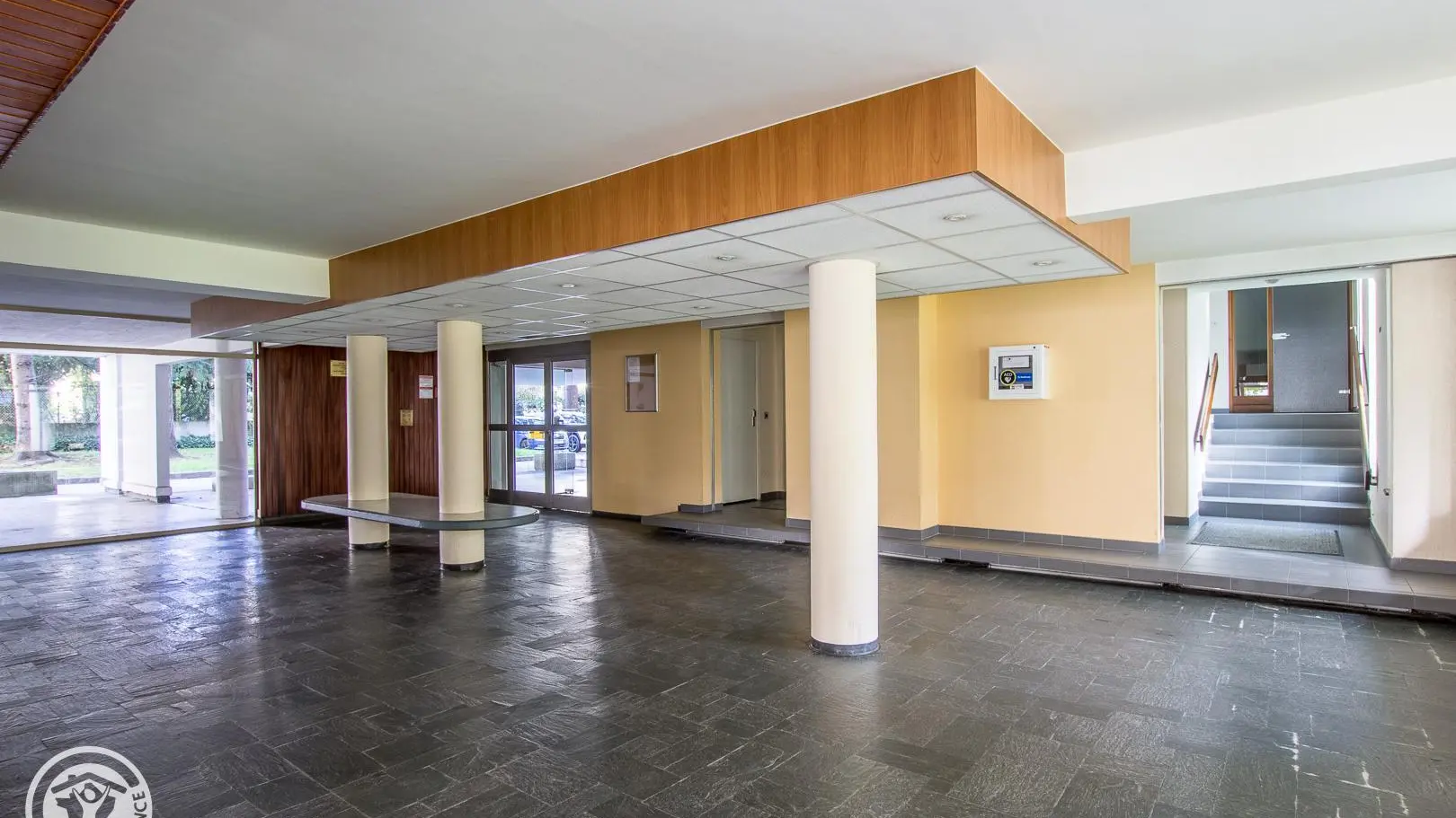 Hall d'entrée de la copropriété avec accès ascensur