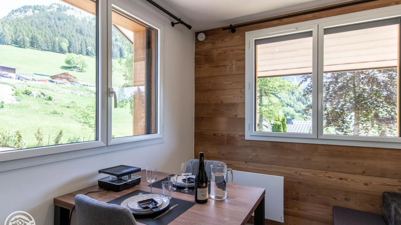 Espace repas avec vue montagne