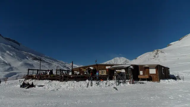 Le restaurant au bord des pistes de ski de la station du Chazelet - La Grave