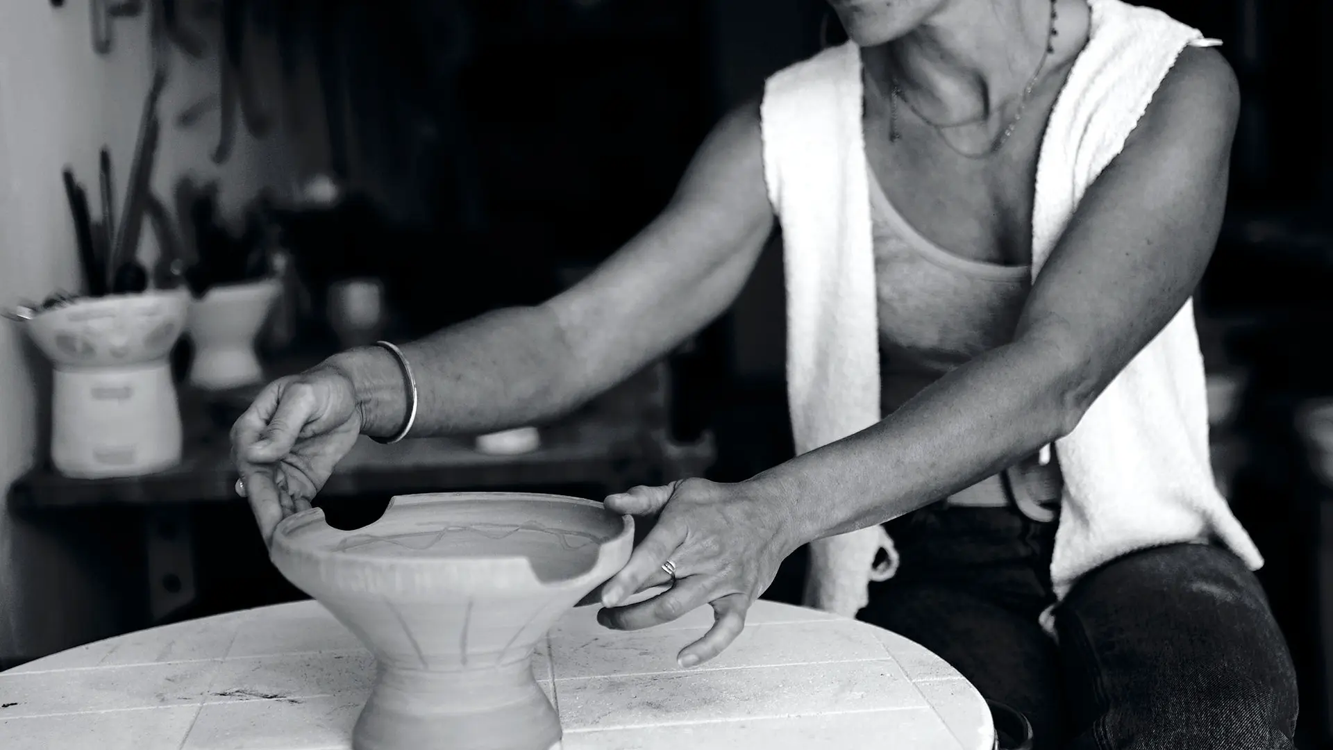 L'artiste Jen KERAMOS dans son atelier