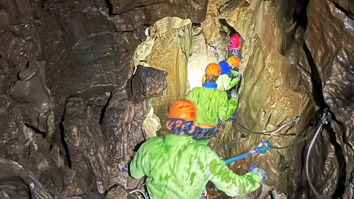 Explorez un univers préservé, sculpté par le temps et l’eau. Ecrins Spéléo Canyon