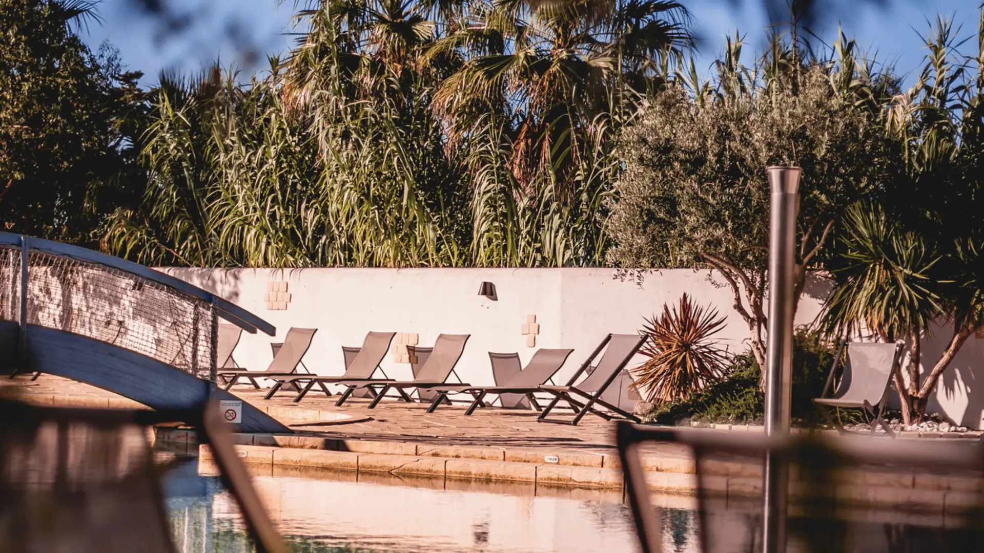Piscine et transats