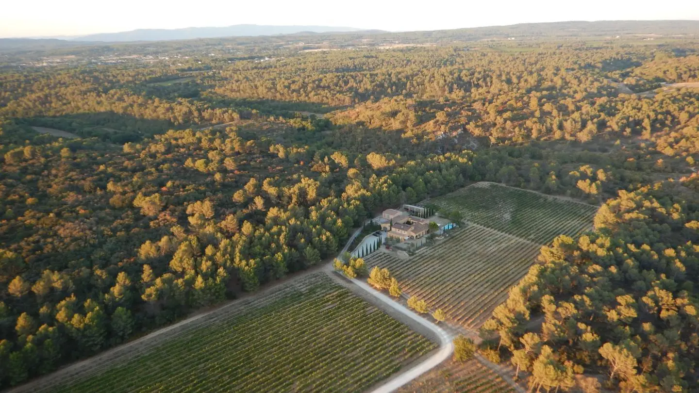 La Villa dans son environnement, au fond la méandre de la rivière La Touloubre