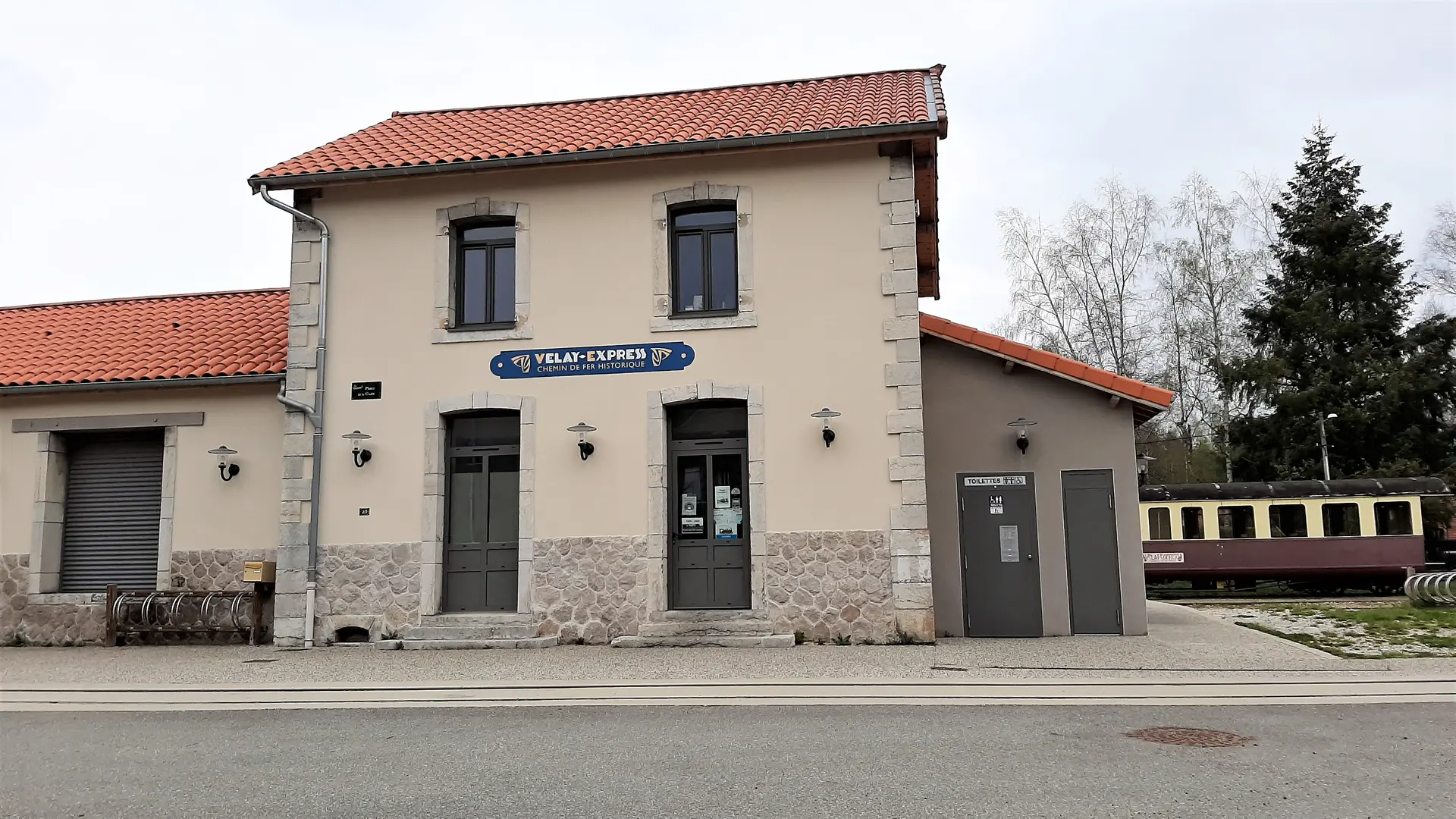 au niveau de la gare à 200m de la maison Longue